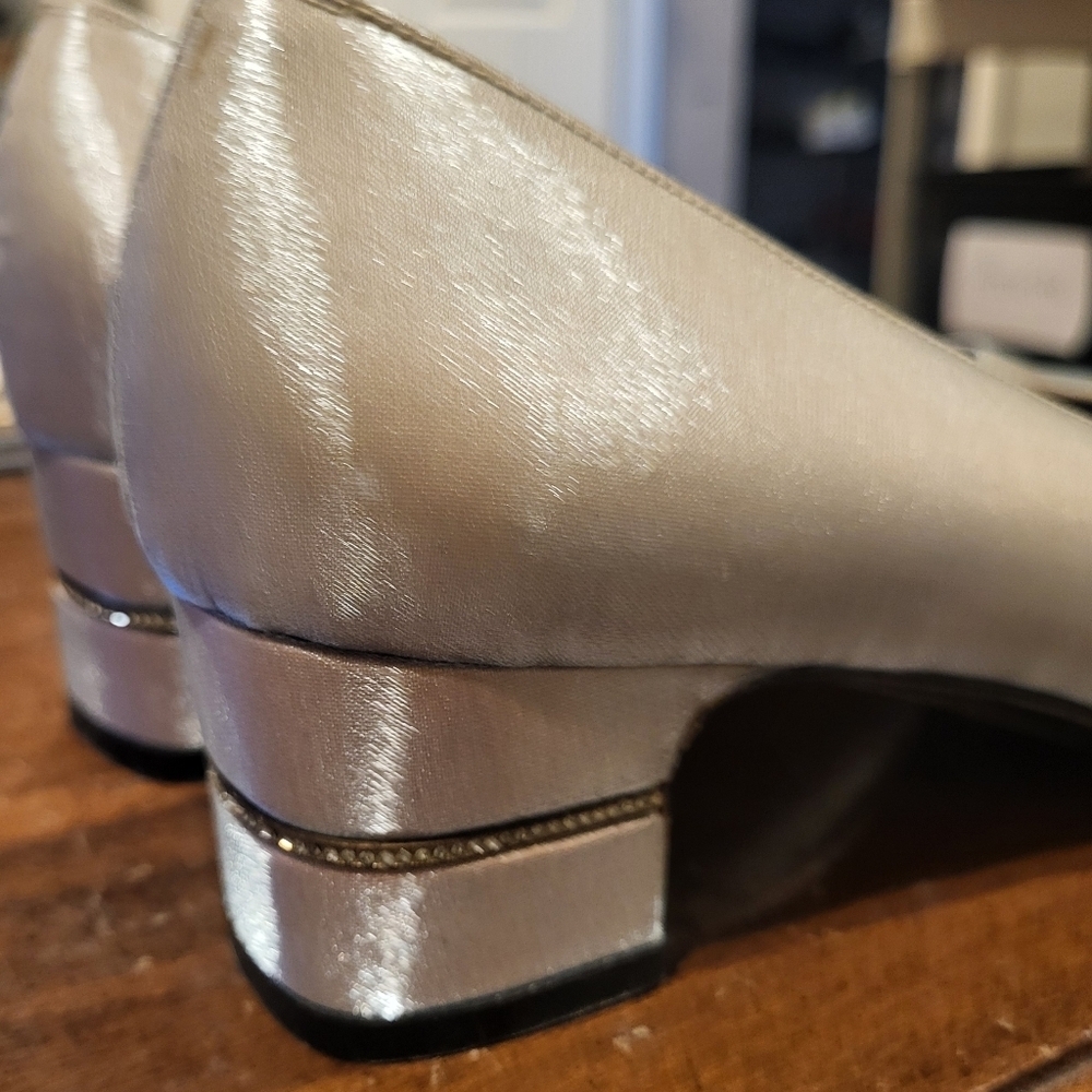 Vintage SALVATORE FERRAGAMO Gray Shimmer Block Pumps Size 7 AA Narrow - Picture 4 of 9